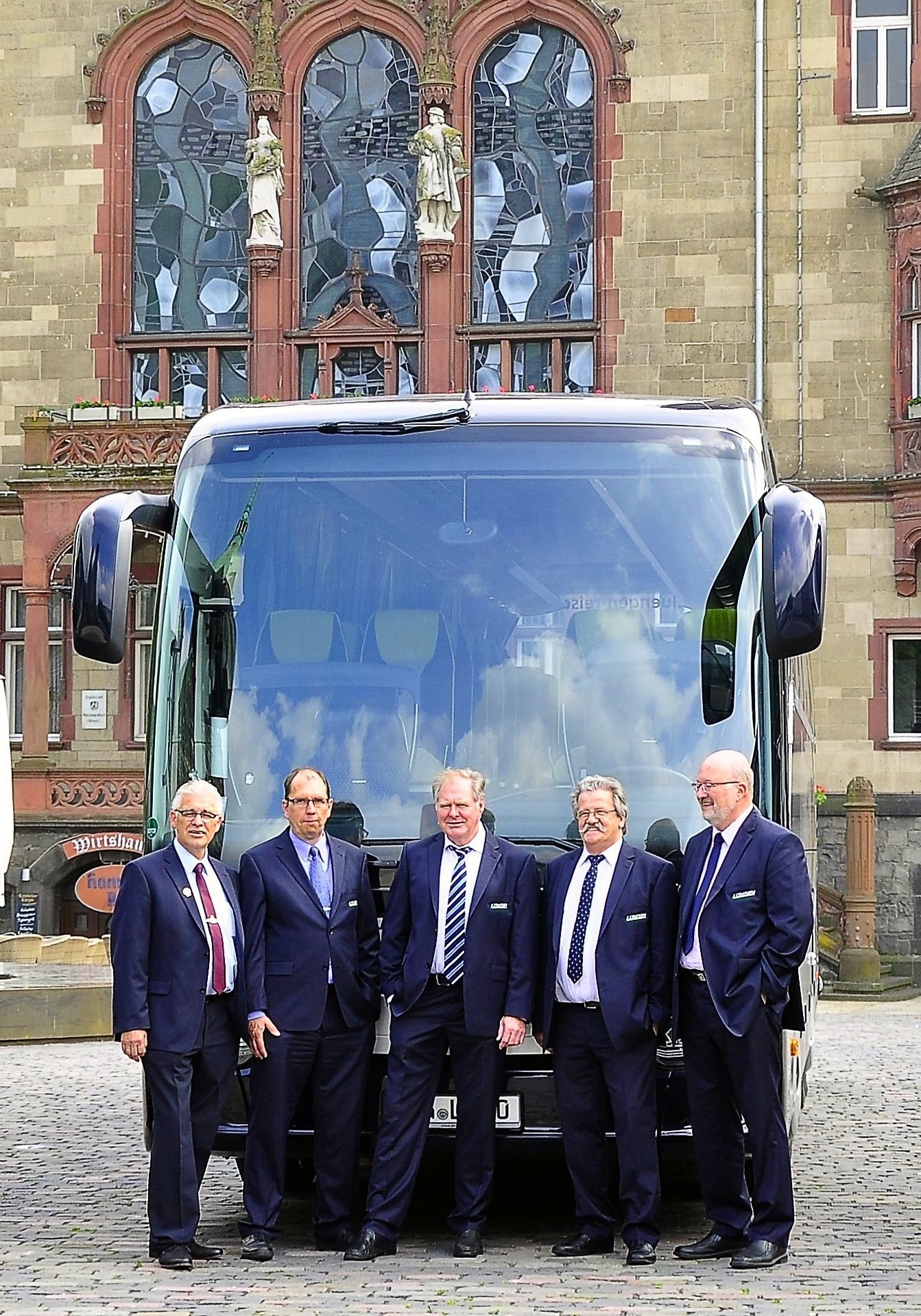 Busse_mit_Fahrer2-1-portrait