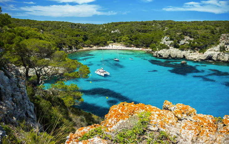 Landschaft des Strandes Cala Macarella auf Menorca
