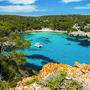 Landschaft des Strandes Cala Macarella auf Menorca