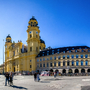 Theatinerkirche und Feldherrenhalle auf dem Odeonsplatz in München, Deutschland