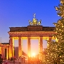 Weihnachtsbaum am Brandenburger Tor in Berlin, Deutschland