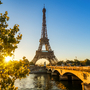 der Eiffelturm und die Seine bei Sonnenuntergang in Paris, Frankreich