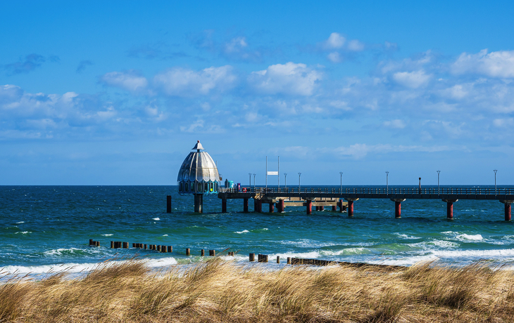 Seebrücke an der Ostseeküste ini Zingst auf dem Fischland-Darß