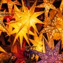 Kunsthandwerk mit Weihnachtssternen auf dem Weihnachtsmarkt