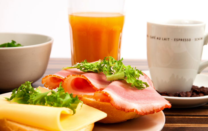 Frühstück mit Brötchen und Kaffee