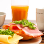 Frühstück mit Brötchen und Kaffee